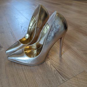 PRETTYLITTLETHING GOLD METALLIC BASIC COURT HEELS/STILETTOS SIZE 7 - NWT